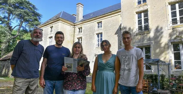 photo  la famille frébault a acheté le château de roche et le fait visiter grâce aux connaissances de daniel marty (à gauche), passionné d’histoire et d’archéologie.  &copy;  le maine libre - yvon loué 