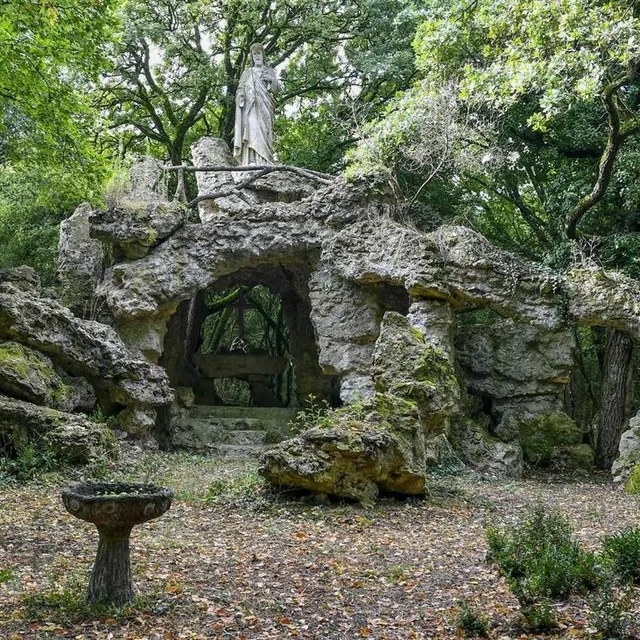 photo un lieu de culte est caché au milieu de la forêt.  ©  le maine libre - yvon loué