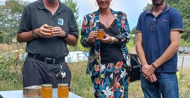 photo  loïc tardif, responsable des espaces verts, cendrine deverre, élue au développement durable, et charles alexandre hue, président de l’association apicole.  &copy;  mairie de trélazé 