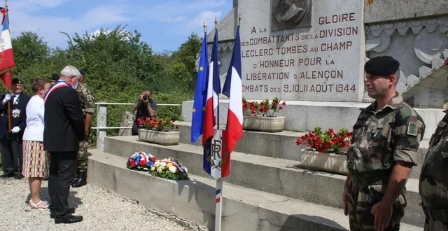 photo  devant le monument départemental de la 2e d.b, jean-pierre fimont, maire, accompagné de nadine lelièvre, adjointe.  &copy;  le maine libre 