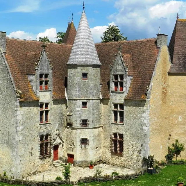 photo la façade sud ouest des logis du moullins. ce bâtiment est en réfection depuis 38 ans.  ©  logis du moullins