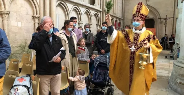 photo  le nouvel évêque de séez, mgr bruno feillet, fait le tour de la cathédrale notre-dame, pour bénir l’assemblée.  &copy;  ouest-france 