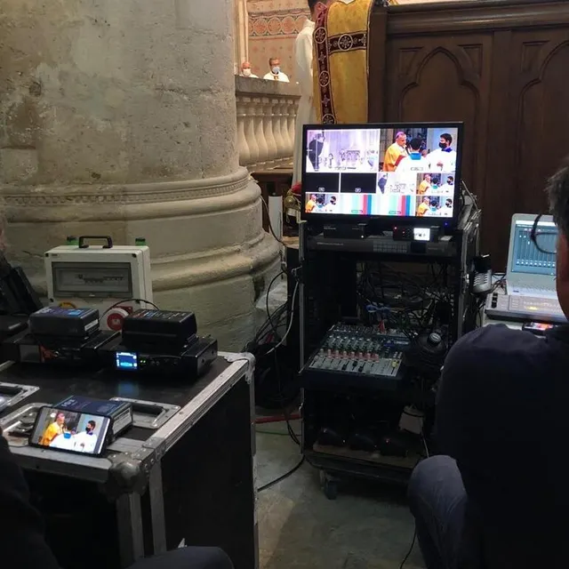 photo des moyens techniques à la hauteur de l’événement. des écrans ont également été disposés tout autour de la nef de la cathédrale, pour que le public puisse suivre la cérémonie.  ©  ouest-france