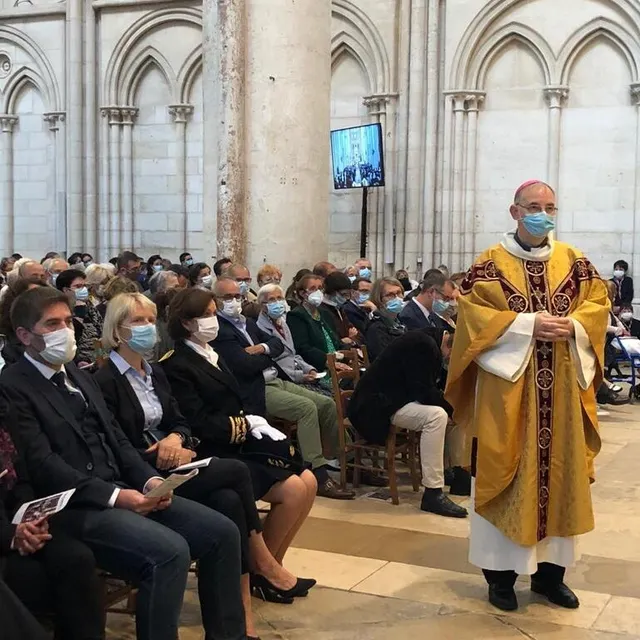 photo mgr feillet, entre les bancs accueillant préfète de l’orne, personnalités et élus, et ceux accueillant sa famille et des proches.  ©  ouest-france