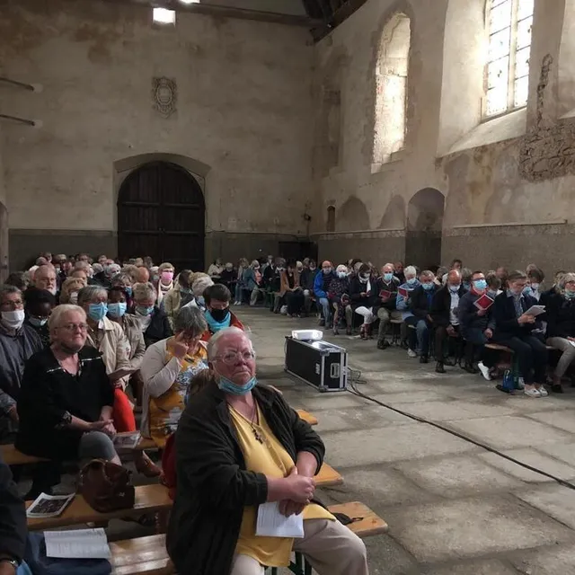 photo dans la chapelle canoniale, 200 personnes suivent l’installation du nouvel évêque sur un écran géant.  ©  ouest-france