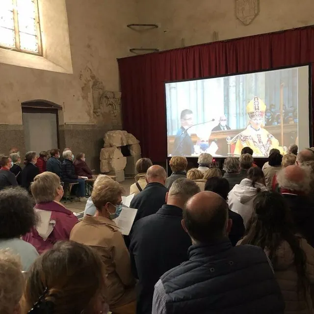 photo dans la chapelle canoniale, 200 personnes suivent l’installation du nouvel évêque sur un écran géant.  ©  ouest-france