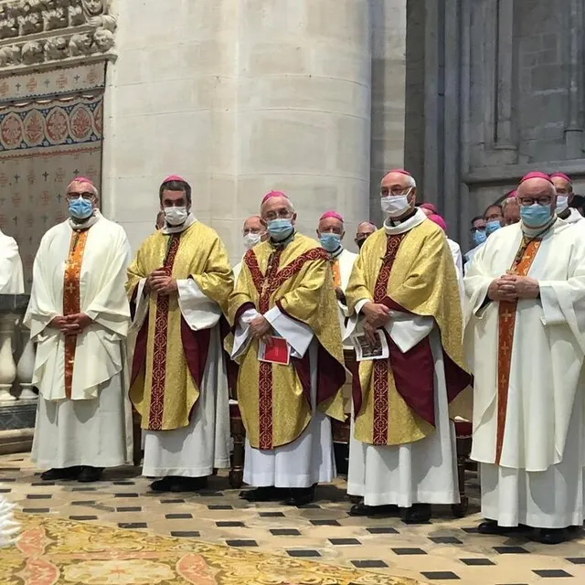 photo de gauche à droite : mgr brunin, évêque du havre ; mgr habert, évêque de bayeux-lisieux ; mgr migliore, nonce apostolique du saint-siège en france ; mgr le boulch, évêque de coutances-avranches, et mgr nourrichard, évêque d’évreux.  ©  ouest-france