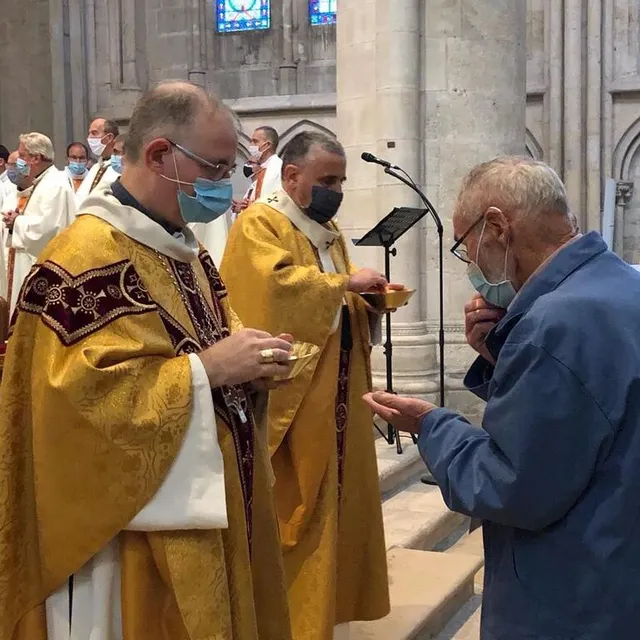photo la communion. mgr feillet est au premier plan.  ©  ouest-france