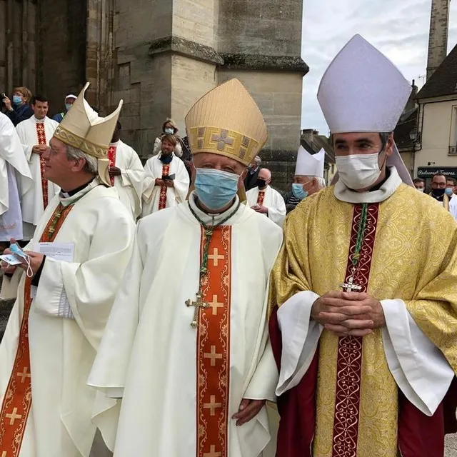 photo de gauche à droite : mgr jean-claude boulanger et mgr jacques habert, précédents évêques de séez. « les deux anciens » réunis pour la photo, plaisante mgr boulanger avec sa bonne humeur habituelle.  ©  ouest-france