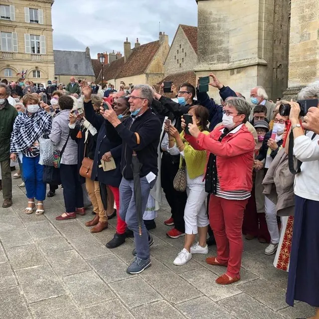 photo attroupement à la sortie de la cathédrale, pour prendre en photo les évêques.  ©  ouest-france