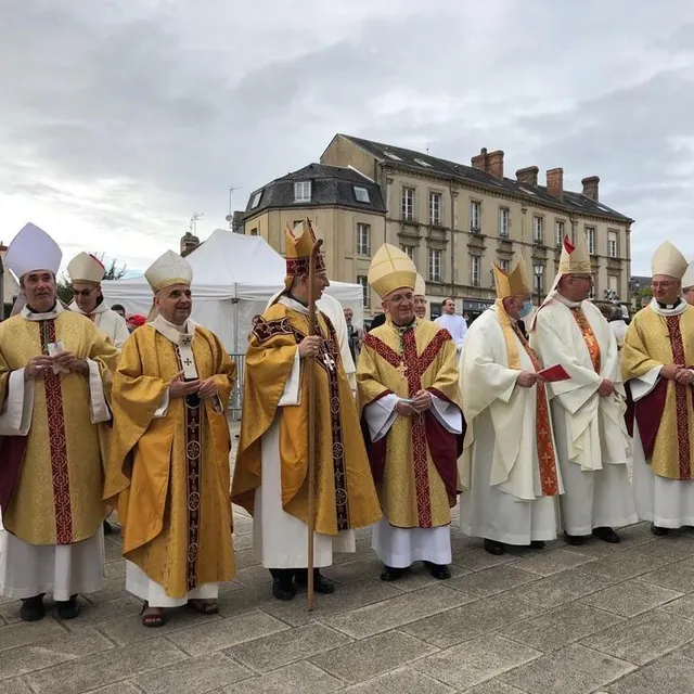 photo les évêques, sur le parvis de la cathédrale.  ©  ouest-france