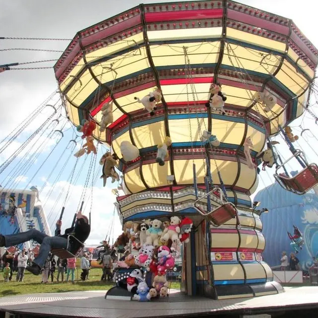 photo la fête foraine, l’une des plus importantes de france, revient lors de la foire de montilly-sur-noireau, les 9 et 10 octobre 2021. ici en 2013.  ©  archives ouest france
