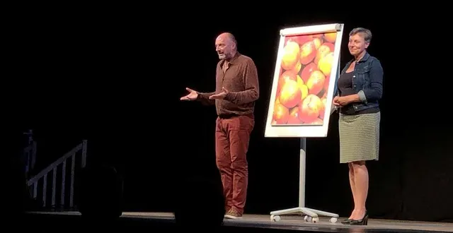 photo  loïc auffret et claudine bonhommeau, de la compagnie nantaise théâtre de l’ultime, ont animé la soirée d’inauguration de la saison de l’entracte, samedi 18 septembre 2021, dans la salle madeleine-marie, à sablé-sur-sarthe.  &copy;  ouest-france 