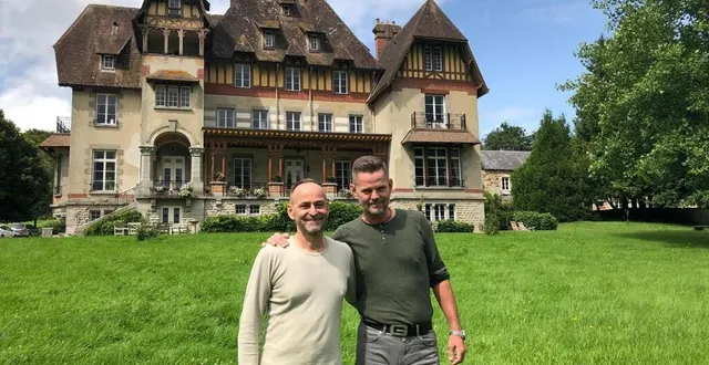 photo  klaus bentin et søren rasmussen ont racheté le château du gué-aux-biches, à bagnoles-de-l’orne, dans l’orne.  &copy;  ouest-france 