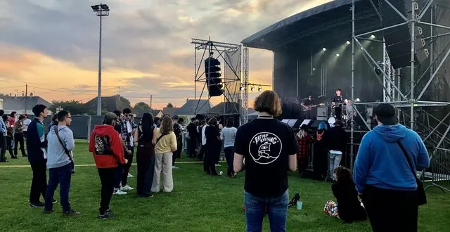 photo  environ 400 personnes ont participé à la soirée d’ouverture de la deuxième édition du festival de la revoyure, à la ferté-macé, dans l’orne, vendredi 20 août 2021.  &copy;  ouest-france 
