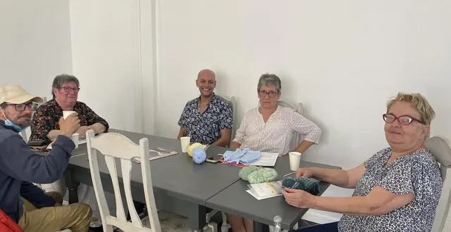 photo  samir tine, le directeur du centre, entouré d’arlette, claudie et michelle, membre de l’association femme solidaire, et bénévole au café solidaire.  &copy;  ouest-france 