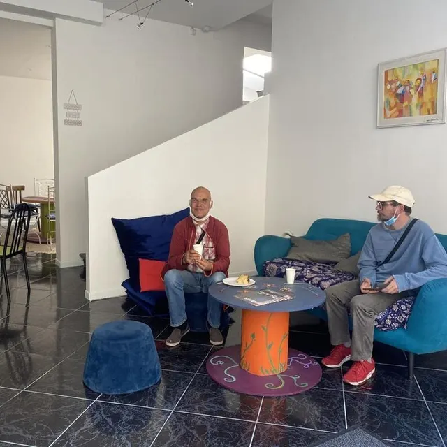 photo les bénéficiaires peuvent prendre un café et discuter avec les bénévoles sur place.  ©  ouest-france