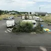 photo  une petite communauté de gens du voyage s’est installée au début de l’été 2021 sur le parking de l’ancien restaurant courtepaille, à cerisé. 