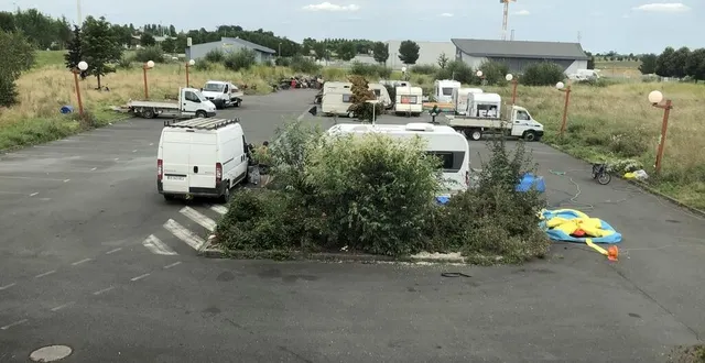 photo  une petite communauté de gens du voyage s’est installée au début de l’été 2021 sur le parking de l’ancien restaurant courtepaille, à cerisé.  &copy;  ouest-france 