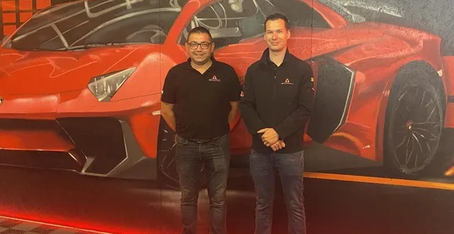 photo  freddy lemeunier (à gauche) et arnaud camu qui ouvre à la flèche son deuxième centre auto après celui de loriol-sur-drôme (drôme).  &copy;  ag motorsports 72 