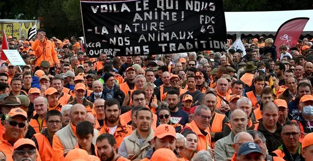 photo  près de 10 000 chasseurs réunis à redon pour la manifestation interrégionale en bretagne.  &copy;  marc ollivier/ouest-france 