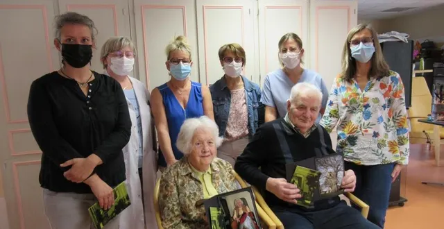 photo  au premier rang, germaine et andré, deux participants au projet. au second rang, à partir de la gauche : mélanie dornier, porteuse du projet ; élise chevallier, cadre de santé ; françoise olzapfel, animatrice ; valérie meray, cadre supérieur ; amandine marie, cadre de santé et roseline prado, psychologue.  &copy;  ouest-france 
