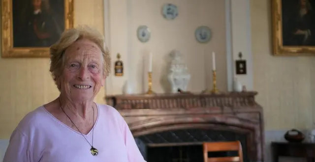 photo  au château de dobert, à avoise (sarthe), hélène du peyroux connaît l’histoire de tous les portraits de famille.  &copy;  ouest-france 