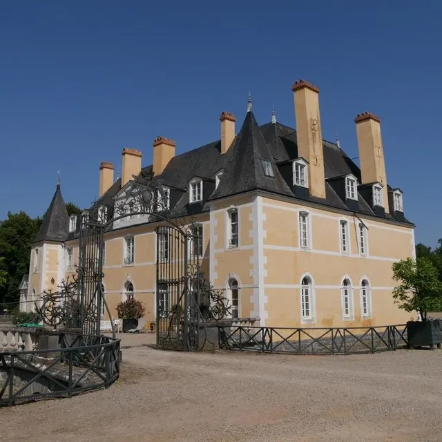 photo le château de dobert et son architecture classique du xviiie siècle.  ©  ouest-france