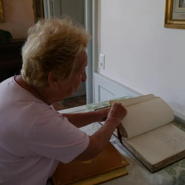 photo la châtelaine est très fière de ses archives, toutes dans un état de conservation remarquable.  ©  ouest-france