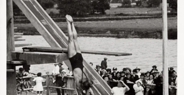 photo  des démonstrations de plongeons avaient été organisées pour l’inauguration de la piscine de sablé-sur-sarthe.  &copy;  archives passé simple 