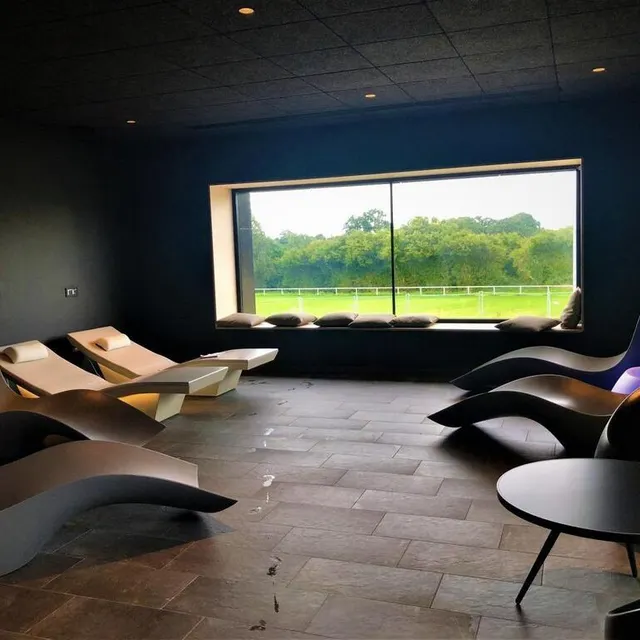 photo l'espace détente du spa de capfl'o est équipé de transats et de prises électroniques.  ©  ouest-france