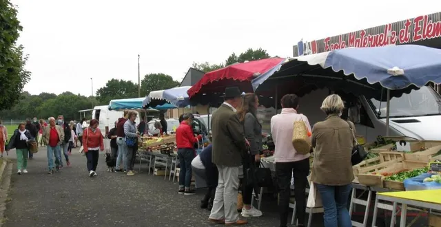 photo  premier marché place des écoles  &copy;  ouest-france 