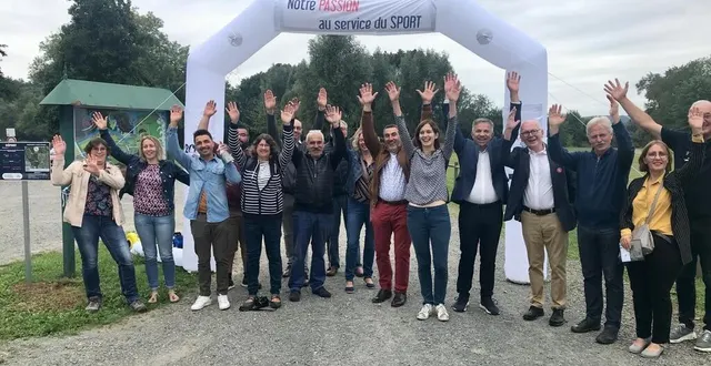 photo  élus de la communauté et membres de la commission vie associative et sportive donnent le coup d’envoi de « terre de jeux 2024 »  &copy;  le maine libre 