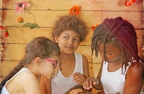 photo  trois soeurs métisses se souviennent de leur enfance, dans une région qui fait éclater leurs différences encore à l'âge adulte.  &copy;  dr 