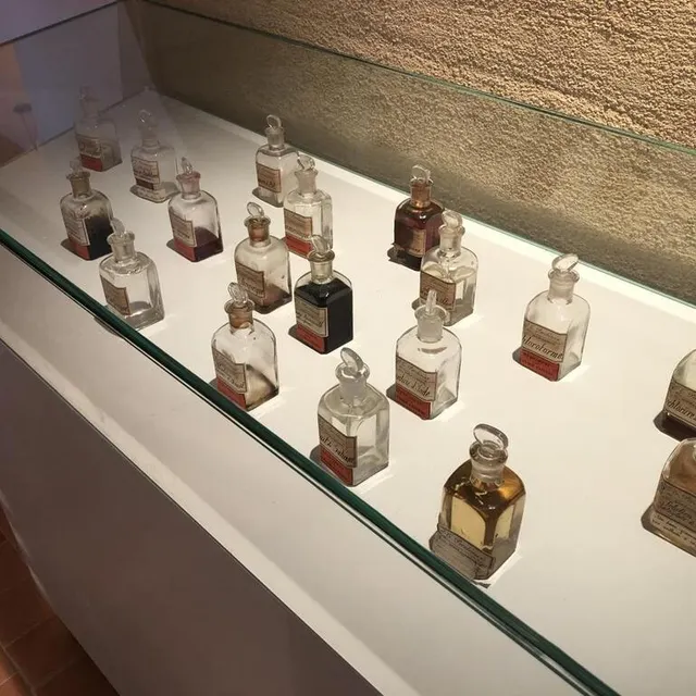 photo l’une des vitrines du musée pierre-brasdor d’avoise avec des fioles utilisées jadis.  ©  ouest-france
