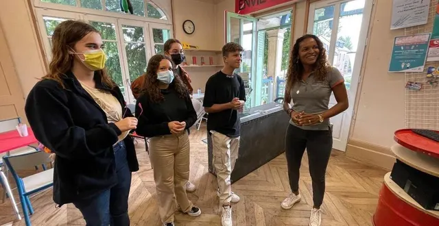 photo  les jeunes venus entre amis ou en famille visiter la structure avec pour guide les animateurs de la structure.  &copy;  le maine libre 