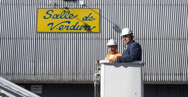photo  le maire, philippe van hoorne a pris place dans la nacelle afin de décrocher la plaque « salle de verdun », vieille dame de tous les instants culturels depuis les années soixante… au xxe siècle !  &copy;  ouest-france 