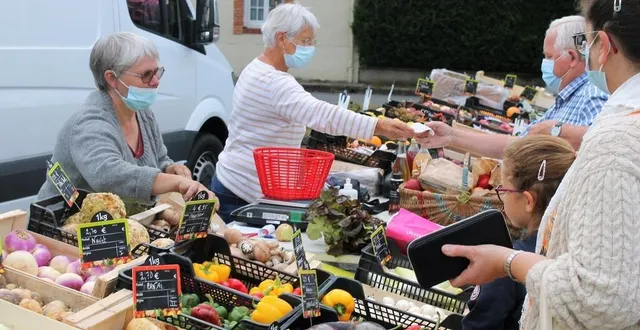 photo  sur le stand de fruits et légumes du marché de solesmes (sarthe), mercredi 15 septembre 2021.  &copy;  ouest-france 
