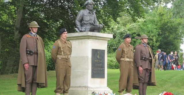 photo  les autorités françaises et polonaises ont déposé des gerbes au pied du buste du général maczek, offert par la pologne en 2014.  &copy;  ouest-france 