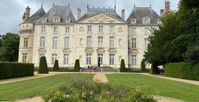 photo  la façade du château, plus sobre côté jardin, marque la renaissance française.  &copy;  yanne boloh 