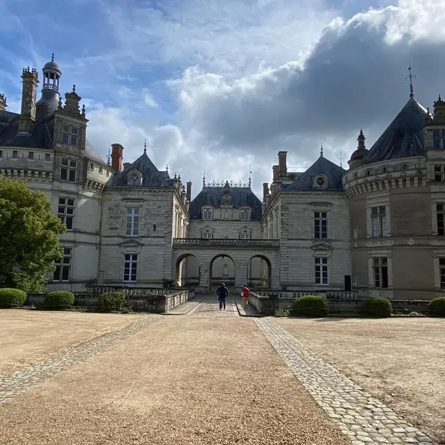 photo toujours habité, le château du lude raconte ses dix siècles d’histoire dans ses façades, ses salons et ses jardins.  ©  yanne boloh