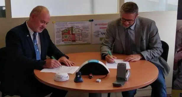 photo  signature du partenariat entre thierry lesain, président unprg 49 et jean-claude dudouit, directeur de présence verte 49. 