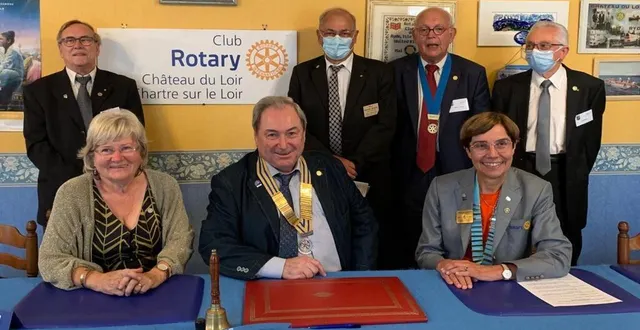 photo  françoise hulaud (assise à droite) a été accueillie mardi par le comité directeur au siège social du rotary-club château-du-loir / la chartre-sur-le-loir.  &copy;  ouest-france 