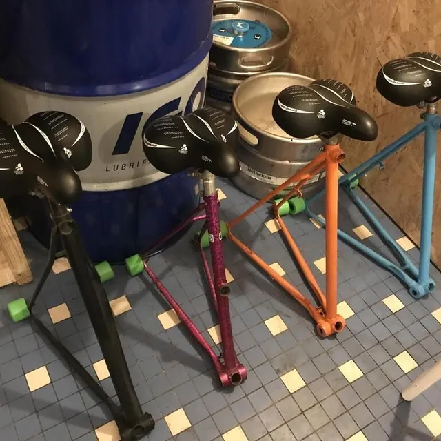 photo dans le bar, on trouve de drôles de tabourets.  ©  ouest-france