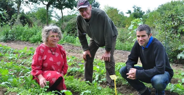 photo  chantal douillet, présidente de l’amap du clos vert, alain penloup, maraîcher bio, et david breton, amapien.  &copy;  le maine libre 