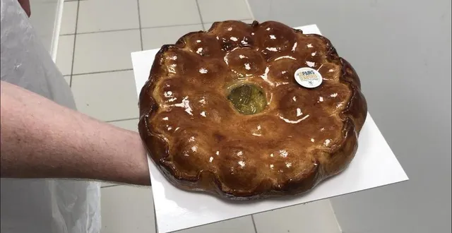 photo  pour un bon pâté aux prunes, il faut : des bonnes prunes, de la pâte et du sucre… sans oublier la cheminée !  &copy;  ouest-france 