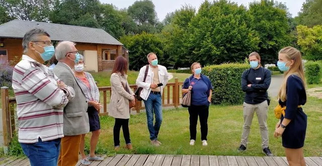 photo  « vivre l’expérience », la devise de léa et thomas qui ont reçu des délégués de la tournée estivale du tourisme en vallée du loir, avec notamment véronique richard, directrice de l’office de tourisme, et des élus comme régis valienne et galienne cohu…  &copy;  ouest-france 