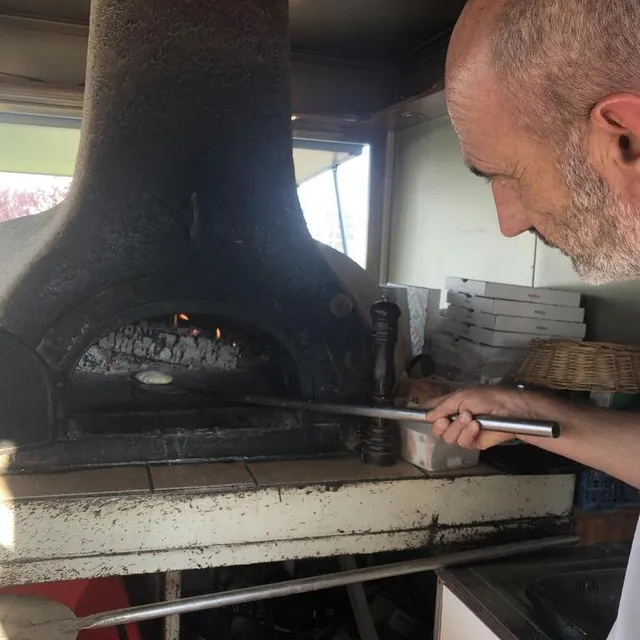 photo françois tipon vend des fouées depuis 17 ans sur le parking de l’hyper-u, à mûrs-erigné (maine-et-loire).  ©  ouest-france