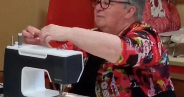 photo  une adhérente en plein cours. 