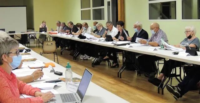 photo  séance communautaire à la salle des fêtes d’évaillé.  &copy;  le maine libre 